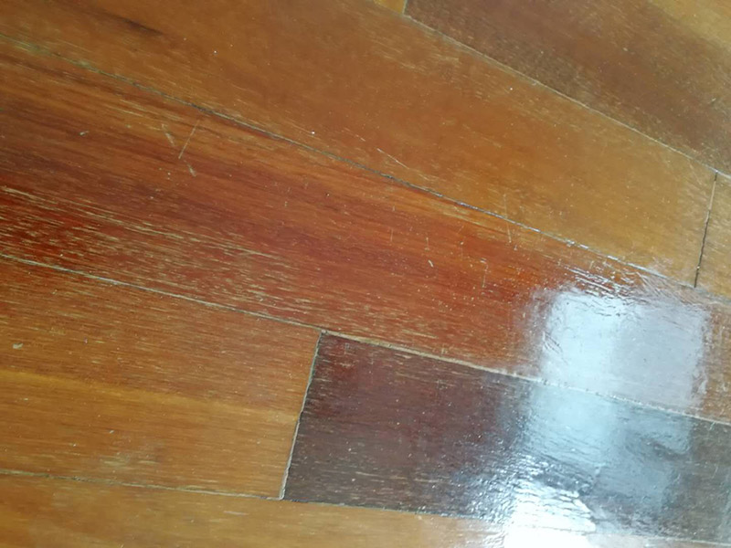地板翻新打蠟：1）使用大型地板翻新機(jī)械數(shù)次打磨除去漆層、表層、木質(zhì)層約0.5毫米，再經(jīng)仔細(xì)砂光使地板表面細(xì)膩、光滑達(dá)到全新狀態(tài)。地板邊角使用小型角磨機(jī)進(jìn)行打磨達(dá)到整體平滑效果。 （2）將原有的邊縫透明膩?zhàn)犹蕹匦路饪p，再將整面地板封上底漆，待干。 （3）待底漆干后，刷第一遍面漆，待干。 （4）用水砂紙仔細(xì)研磨，將面層磨至略感粗糙，除去粉。 （5）按以上程序刷三至四遍面漆，最后一遍不必研磨。 （6）待最后一遍面漆全干后打上地板蠟即可。