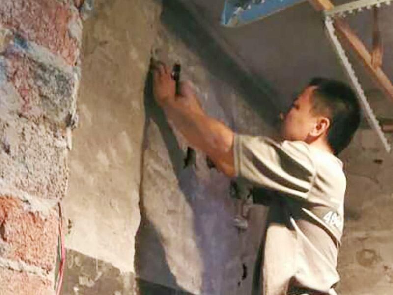 衛(wèi)生間水電改造：既然是改造，肯定是對衛(wèi)生間的格局或是衛(wèi)浴設施、地磚、墻磚等地方不滿意，但在改造之前你需要將這些不滿意的地方進行拆除，且拆除之后的垃圾也要及時清理，避免阻礙施工進程。將不需要或是不滿意的地方進行拆除后，留下的成品需要進行施工保護，防止磕碰到，還可防止被上面的重物或是棱角碰壞。水電改造可謂是改造衛(wèi)生間的重點，衛(wèi)生間原有的水電路管線往往有許多不合理的布局，所以在改造過程中要對原有的水電路進行徹查，看是否存在銹蝕、老化等情況，若有，則需要更換新的電路、水路，如果線路良好，且沒有多大的問題，則只需要添加刪減線路就可以了。同時在改造的時候最好能做到以后維修和保養(yǎng)都比較方便，然后將其做好隱蔽處理。