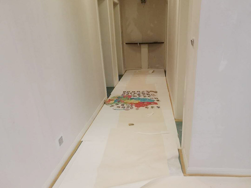 全屋舊墻紙撕除案例：1：在墻面頂部選一塊不顯眼的角落，用美工刀的刀尖將墻紙掀起。2：盡量貼近墻面，捏住墻紙的一角，試著將其從墻面上揭下。朝著自己的方向?qū)垊冸x墻面，這樣更容易揭下墻紙。 用美工刀、剃刀片或墻紙刮刀(一種專用工具，在墻紙店可以買到)，沿水平方向?qū)⑴f墻紙割開，讓溫肥皂水或墻紙剝除劑滲到墻紙的后面，軟化粘合劑，然后就可以從石膏墻上撕除或刮除墻紙了。如要噴涂墻紙剝除劑，需戴上粉刷工面罩，以免吸入化學(xué)氣體。