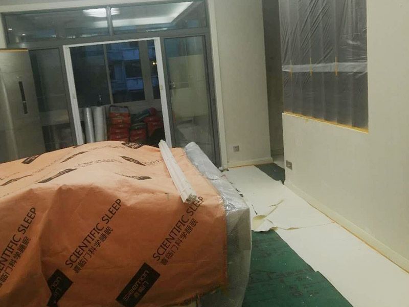 全屋舊墻紙撕除案例：1：在墻面頂部選一塊不顯眼的角落，用美工刀的刀尖將墻紙掀起。2：盡量貼近墻面，捏住墻紙的一角，試著將其從墻面上揭下。朝著自己的方向?qū)垊冸x墻面，這樣更容易揭下墻紙。 用美工刀、剃刀片或墻紙刮刀(一種專用工具，在墻紙店可以買到)，沿水平方向?qū)⑴f墻紙割開，讓溫肥皂水或墻紙剝除劑滲到墻紙的后面，軟化粘合劑，然后就可以從石膏墻上撕除或刮除墻紙了。如要噴涂墻紙剝除劑，需戴上粉刷工面罩，以免吸入化學(xué)氣體。