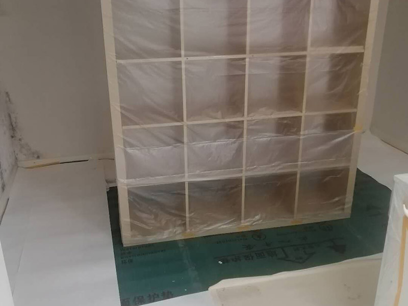 全屋舊墻紙撕除案例：1：在墻面頂部選一塊不顯眼的角落，用美工刀的刀尖將墻紙掀起。2：盡量貼近墻面，捏住墻紙的一角，試著將其從墻面上揭下。朝著自己的方向?qū)垊冸x墻面，這樣更容易揭下墻紙。 用美工刀、剃刀片或墻紙刮刀(一種專用工具，在墻紙店可以買到)，沿水平方向?qū)⑴f墻紙割開，讓溫肥皂水或墻紙剝除劑滲到墻紙的后面，軟化粘合劑，然后就可以從石膏墻上撕除或刮除墻紙了。如要噴涂墻紙剝除劑，需戴上粉刷工面罩，以免吸入化學(xué)氣體。