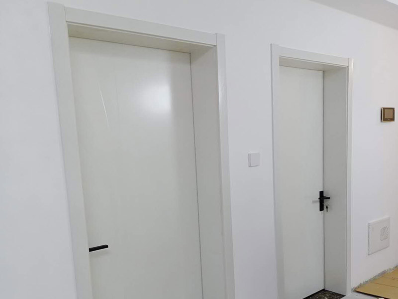 臥室套裝門安裝：到工地后，先清理干凈門洞及安裝現(xiàn)場，測量好門洞尺寸，再心中計劃好安裝方式，把門扇尺寸測量好，門頂板一般比實際門洞尺寸長20-50 mm、裝門空隙6-8mm，用門頂板以門扇現(xiàn)場尺寸一邊釘2顆釘，把門框固定，把門洞的上下對角也用手唑打平。門框左右兩邊各釘四片拉片，把門框放入門洞內(nèi)，頂板中間前后各釘2片拉片。把門框放入門洞中央，兩邊分均勻，并用木屑把兩邊門框跟門洞之間的空隙，把合頁裝上門扇，注意好門扇與門框的平整度（留好線條位置），把門扇裝在固定的門框上，關(guān)好門，試好能否開關(guān)自如，門頂板是否合適，另一邊板上下是否合線，用木屑墊平門框，全部固定再試好門扇是否關(guān)開自如。