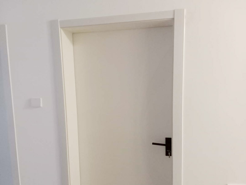 臥室套裝門安裝：到工地后，先清理干凈門洞及安裝現(xiàn)場，測量好門洞尺寸，再心中計劃好安裝方式，把門扇尺寸測量好，門頂板一般比實際門洞尺寸長20-50 mm、裝門空隙6-8mm，用門頂板以門扇現(xiàn)場尺寸一邊釘2顆釘，把門框固定，把門洞的上下對角也用手唑打平。門框左右兩邊各釘四片拉片，把門框放入門洞內(nèi)，頂板中間前后各釘2片拉片。把門框放入門洞中央，兩邊分均勻，并用木屑把兩邊門框跟門洞之間的空隙，把合頁裝上門扇，注意好門扇與門框的平整度（留好線條位置），把門扇裝在固定的門框上，關(guān)好門，試好能否開關(guān)自如，門頂板是否合適，另一邊板上下是否合線，用木屑墊平門框，全部固定再試好門扇是否關(guān)開自如。