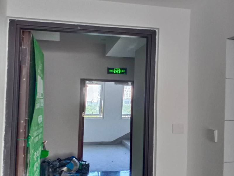 臥室套裝門安裝：到工地后，先清理干凈門洞及安裝現(xiàn)場，測量好門洞尺寸，再心中計劃好安裝方式，把門扇尺寸測量好，門頂板一般比實際門洞尺寸長20-50 mm、裝門空隙6-8mm，用門頂板以門扇現(xiàn)場尺寸一邊釘2顆釘，把門框固定，把門洞的上下對角也用手唑打平。門框左右兩邊各釘四片拉片，把門框放入門洞內(nèi)，頂板中間前后各釘2片拉片。把門框放入門洞中央，兩邊分均勻，并用木屑把兩邊門框跟門洞之間的空隙，把合頁裝上門扇，注意好門扇與門框的平整度（留好線條位置），把門扇裝在固定的門框上，關(guān)好門，試好能否開關(guān)自如，門頂板是否合適，另一邊板上下是否合線，用木屑墊平門框，全部固定再試好門扇是否關(guān)開自如。