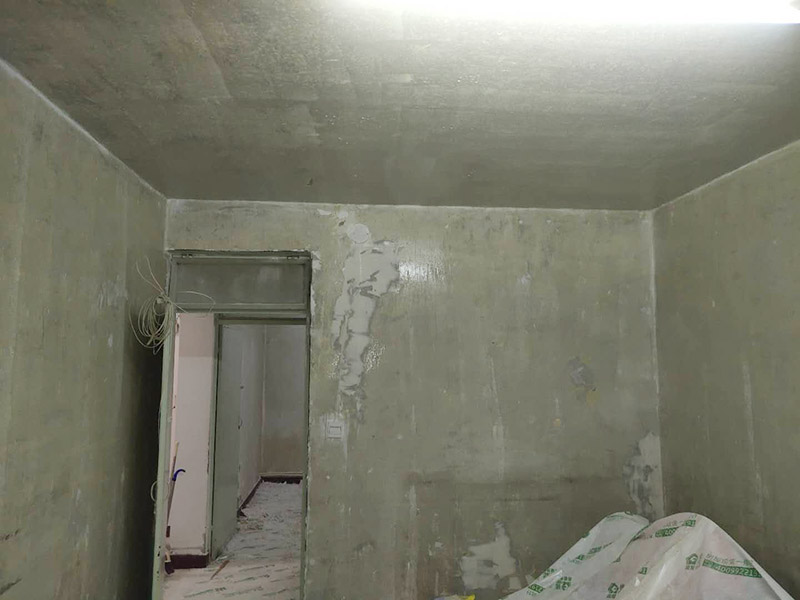 全屋墻面鏟除翻新：首先用水將墻面浸濕，這樣在鏟除墻面時(shí)比較省力，墻面必須要鏟到露出水泥砂漿面。然后是涂刷界面劑，一定要全部都刷到而且要均勻。墻面的裂縫通常都是用牛皮紙帶及白乳膠來(lái)貼住，但不能保證它能百分百不再開(kāi)裂。 如果墻面凹凸不平，那么就需要用石膏來(lái)找平，誤差最好不要超過(guò)0.5公分。非承重墻一般都是需要貼布的，所以最好選擇質(zhì)地好的墻布和白乳膠，有條件的話(huà)可以使用網(wǎng)格布，對(duì)于防裂效果會(huì)更好。 墻面在刷底漆時(shí)，一定要把每個(gè)地方都刷到并且要均勻。刷底漆要使用質(zhì)地好滾筒，以免影響到底漆涂刷的效果。在膩?zhàn)哟蚰ブ螅瑝γ娑紩?huì)留下一些比較難看的坑眼，特別是在刷漆后非常明顯，所以需要找補(bǔ)。在找補(bǔ)時(shí)一定要打磨平整，為了避免出現(xiàn)色差坑眼在底漆里多加一點(diǎn)水再涂刷。