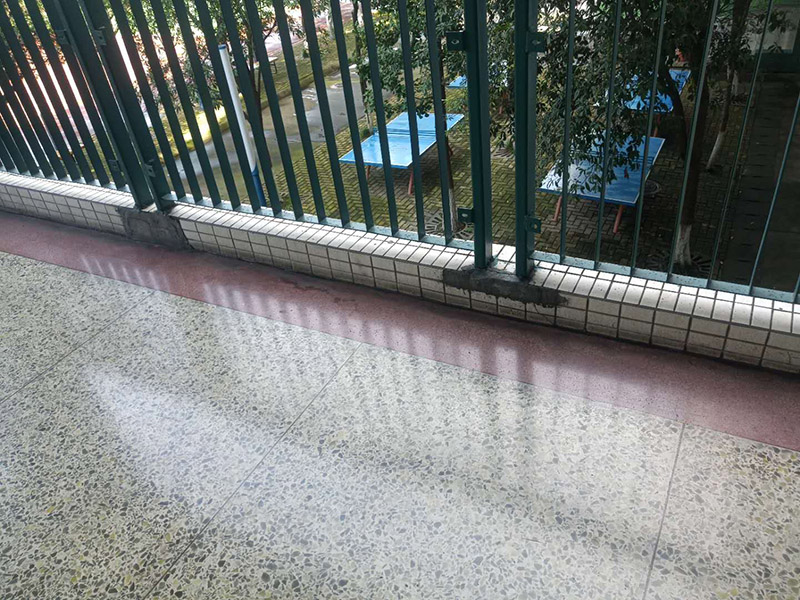 欄桿地磚修補維修：沿瓷磚四周邊緣清除嵌縫白水泥，小心地用小鑿子把破損的瓷磚清理干凈。又不想將四周瓷磚都換下，則可用裁玻璃的刀刻畫瓷磚的中間，將中間那部分瓷磚先鑿下來，然后用較鋒利的鋼鑿慢慢地將四周邊緣的碎瓷塊修理干凈。 2、瓷磚剝落后，底部的水泥砂漿將用鋼鑿子鑿開，而力不能太重，否則其他完好的瓦片就會破碎。除塵后，將水應用于濕表面。 3、瓷磚瓷磚應先浸濕，在瓷磚背面吹一層107膠泥后，，然后用力按壓，并檢查新貼的瓷磚是否與所有圓形瓷磚齊平。 4、新瓷磚的接縫應該用白色的水泥漿糊填充，并在瓷磚表面去除多余的水泥漿。