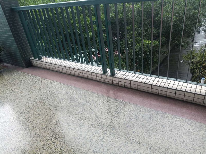 欄桿地磚修補維修：沿瓷磚四周邊緣清除嵌縫白水泥，小心地用小鑿子把破損的瓷磚清理干凈。又不想將四周瓷磚都換下，則可用裁玻璃的刀刻畫瓷磚的中間，將中間那部分瓷磚先鑿下來，然后用較鋒利的鋼鑿慢慢地將四周邊緣的碎瓷塊修理干凈。 2、瓷磚剝落后，底部的水泥砂漿將用鋼鑿子鑿開，而力不能太重，否則其他完好的瓦片就會破碎。除塵后，將水應用于濕表面。 3、瓷磚瓷磚應先浸濕，在瓷磚背面吹一層107膠泥后，，然后用力按壓，并檢查新貼的瓷磚是否與所有圓形瓷磚齊平。 4、新瓷磚的接縫應該用白色的水泥漿糊填充，并在瓷磚表面去除多余的水泥漿。