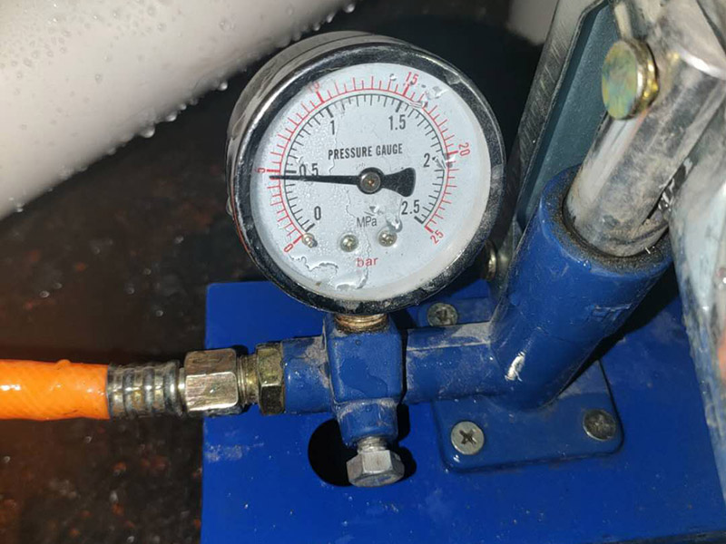 蹲便安裝,水管打壓維修:1、蹲便器的排污口和落水管的預(yù)留口涂上粘結(jié)劑或者膠泥。把蹲便器的排污口與落水管的預(yù)留口接駁好，校正蹲便器位置。砌磚固定蹲便器，要預(yù)留填碎石的缺口。 2、粘結(jié)劑干后，往蹲便器內(nèi)試沖水，觀察接口是否漏水。在地面和蹲便器之間填入碎石土，嚴(yán)禁真入水泥混凝土。用磚封閉缺口。在磚外面批水泥砂漿貼上瓷磚。 3、與蹲便器相配合安裝的沖水閥分為：手壓式?jīng)_水閥和腳踏式?jīng)_水閥。 4、與蹲便器相配合安裝的水箱，水箱安裝高度距離便器水圈1.8米，水壓要求0.14-0.55Mpa。