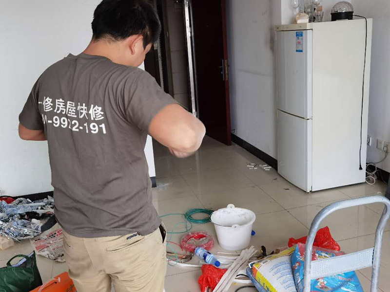 墻面打孔維修:1、 墻體打孔時(shí)要留心來回抽插，不要為了圖速度，留神干粉卡鉆。 2、墻體打孔時(shí)鉆頭一定要穩(wěn)，不要左搖右搖，因?yàn)槟銚u的一起，相當(dāng)于加大鉆頭的摩擦力。 3、不要想一炮終究，下壓時(shí)留心力度，難打時(shí)或下降緩慢時(shí)，一定要拔出鉆頭，調(diào)查是不是有磚頭芯斷在鉆頭內(nèi)。 4、沒有水管或水源時(shí)，最佳不要用把水加在鉆頭里再打這種方法鉆洞，因?yàn)橹恍枭倭康乃脑?，水?huì)把粉末粘住，構(gòu)成稀泥。增加鉆頭的摩擦力，這時(shí)比干打或水打都艱難。 5、需要注意的是，在進(jìn)行打孔施工之前要找專業(yè)的打孔公司或人員，不夠?qū)I(yè)的技術(shù)人不僅可能對墻體造成損傷，有可能還會(huì)發(fā)生意外事故，對業(yè)主的利益造成威脅。而在鉆孔工費(fèi)計(jì)算的時(shí)候，也要與施工方溝通好各個(gè)細(xì)節(jié)，加強(qiáng)監(jiān)督以免遭成追悔莫及的情況。