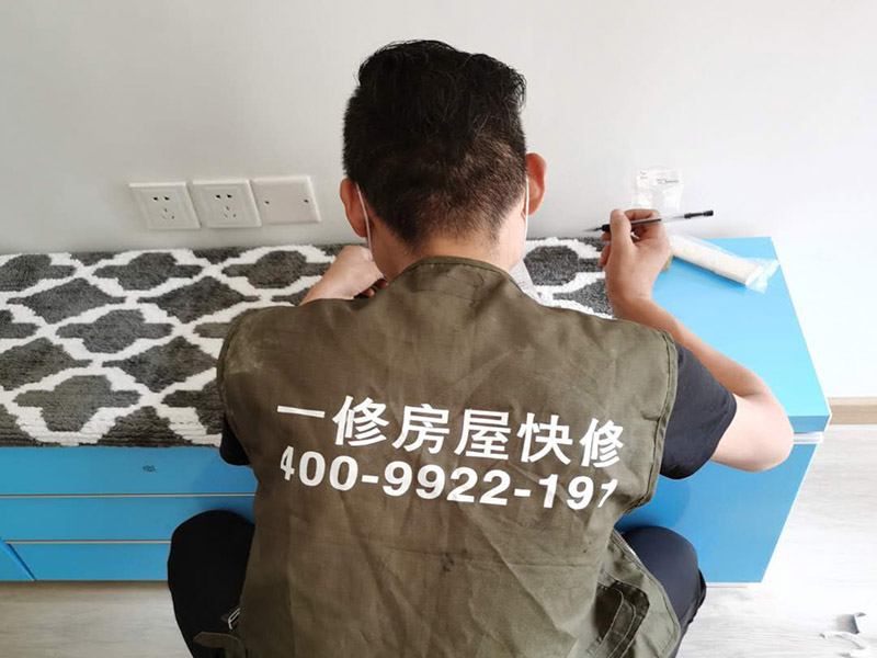 墻面換色家具保護(hù):第一就是可以貼壁紙，只是反而可能會把墻弄得花里胡哨的；第二在漆上做一些簡單的線條或花紋，把粉色遮蓋住一些；第三就是只有鏟掉重新處理底子刷漆了，因為漆干后是一層膜。 在裝修開工前知道家具家電進(jìn)場，都應(yīng)當(dāng)使用成品保護(hù)膜將入戶門進(jìn)行包裹。 水電改造是基礎(chǔ)裝修，水電裝修的質(zhì)量好壞，直接決定著后期的施工和使用。因此，在進(jìn)行水電改造時，同樣需要做好成品保護(hù)工作。水電改造完成后，應(yīng)當(dāng)對各種管線進(jìn)行規(guī)范的固定，以防脫落;對裸露的線頭要進(jìn)行包裹，以防發(fā)生觸電的危險;做好地面裸線管的固定和保護(hù)，防止被踩