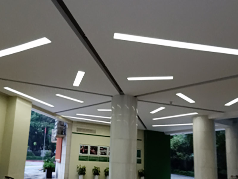 天花板燈具維修:首先在更換的時候需要將這個電源的閘給關(guān)掉，這樣才能夠讓自己更加安全。不然會危及生命。其次可以用吸盤或是吊鉤把這個電器旁邊的鋁扣板先扣住一個腳，然后再把整塊扣白以及相鄰幾塊取出，這樣就有空間來進(jìn)行更換燈的一個工作。最后摘下燈面板，就打開了吊頂燈的內(nèi)部，需要拔下舊的驅(qū)動電源和燈板的插座，換上新的驅(qū)動電源，接著將新燈電源插座接上，最后再把燈具面板安裝上。注意，裝燈面板時四周要與扣板對齊，如果沒有對齊安裝好，會導(dǎo)致燈罩墜落。