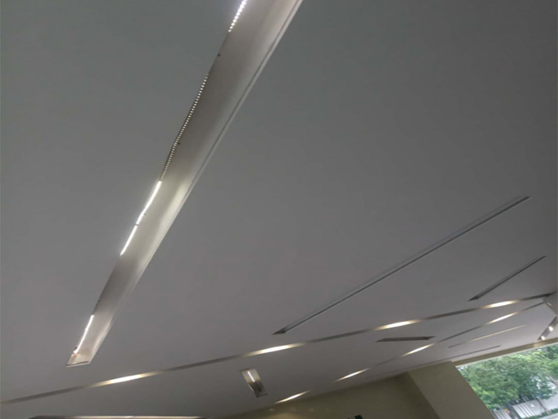 天花板燈具維修:首先在更換的時候需要將這個電源的閘給關(guān)掉，這樣才能夠讓自己更加安全。不然會危及生命。其次可以用吸盤或是吊鉤把這個電器旁邊的鋁扣板先扣住一個腳，然后再把整塊扣白以及相鄰幾塊取出，這樣就有空間來進(jìn)行更換燈的一個工作。最后摘下燈面板，就打開了吊頂燈的內(nèi)部，需要拔下舊的驅(qū)動電源和燈板的插座，換上新的驅(qū)動電源，接著將新燈電源插座接上，最后再把燈具面板安裝上。注意，裝燈面板時四周要與扣板對齊，如果沒有對齊安裝好，會導(dǎo)致燈罩墜落。