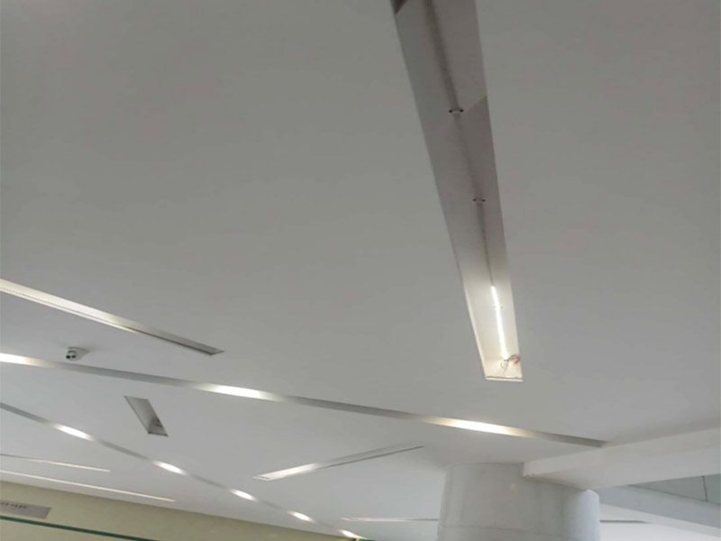天花板燈具維修:首先在更換的時候需要將這個電源的閘給關(guān)掉，這樣才能夠讓自己更加安全。不然會危及生命。其次可以用吸盤或是吊鉤把這個電器旁邊的鋁扣板先扣住一個腳，然后再把整塊扣白以及相鄰幾塊取出，這樣就有空間來進(jìn)行更換燈的一個工作。最后摘下燈面板，就打開了吊頂燈的內(nèi)部，需要拔下舊的驅(qū)動電源和燈板的插座，換上新的驅(qū)動電源，接著將新燈電源插座接上，最后再把燈具面板安裝上。注意，裝燈面板時四周要與扣板對齊，如果沒有對齊安裝好，會導(dǎo)致燈罩墜落。