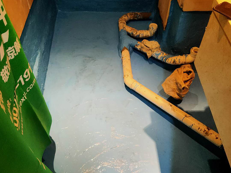 衛(wèi)生間地面防水處理：在進行防水處理之前，一定先找平地面，如果地面不平或效果不好，可能造成因防水涂料薄厚不均而導致的開裂滲漏。地漏，墻角，管跟等接縫處要使用高彈性的柔性防水涂刷，因為衛(wèi)生間的墻與地面之間的接縫處會移位最容易滲水。 防水層做好后要留余一定的時間，讓防水層與建筑更好的融為一體，然后在防水層上做保護層在鋪地磚，施工過程中，可千萬馬虎不得。要盡量的保護防水層。 防水是隱蔽工程，后續(xù)的施工也有可能會破壞防水層，如果地磚已鋪設完畢，可千萬不要砸地磚，用專業(yè)的補縫防水材料，把所有的縫隙堵住做好防水就好了。也同樣適用于衛(wèi)生間防水層失效后防水工程。