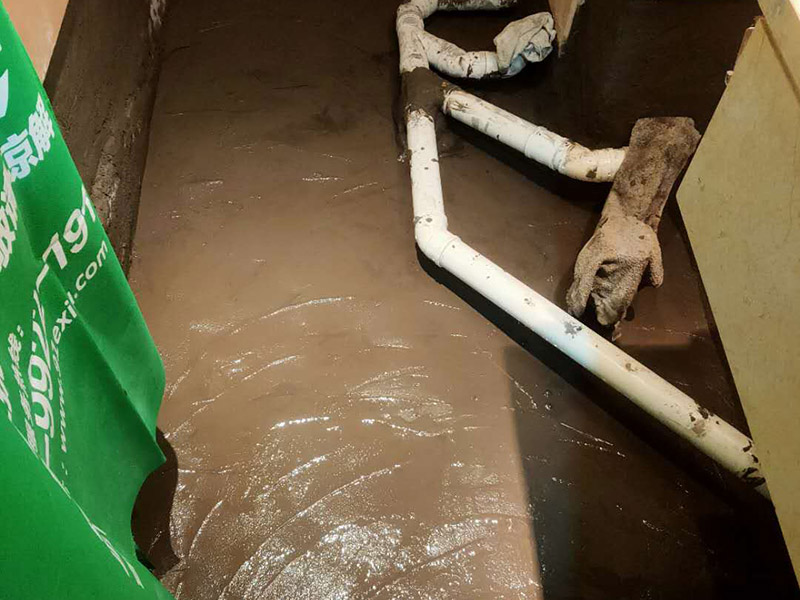 衛(wèi)生間地面防水處理：在進行防水處理之前，一定先找平地面，如果地面不平或效果不好，可能造成因防水涂料薄厚不均而導致的開裂滲漏。地漏，墻角，管跟等接縫處要使用高彈性的柔性防水涂刷，因為衛(wèi)生間的墻與地面之間的接縫處會移位最容易滲水。 防水層做好后要留余一定的時間，讓防水層與建筑更好的融為一體，然后在防水層上做保護層在鋪地磚，施工過程中，可千萬馬虎不得。要盡量的保護防水層。 防水是隱蔽工程，后續(xù)的施工也有可能會破壞防水層，如果地磚已鋪設完畢，可千萬不要砸地磚，用專業(yè)的補縫防水材料，把所有的縫隙堵住做好防水就好了。也同樣適用于衛(wèi)生間防水層失效后防水工程。