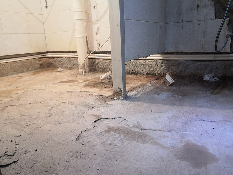 衛(wèi)生間地面找平防水:衛(wèi)生間做防水處理的第一步就是涂抹防水涂料，但是因為普通的住宅衛(wèi)生間普遍都比較小，并且都會有管線穿過樓板的情況，因此在做衛(wèi)生間防水時一般都是涂抹防水涂料而不是采用卷材來進行防水。 涂刷完防水涂料之后，再等涂料完全干燥后就可以進行閉水試驗了。做閉水試驗之前需要把衛(wèi)生間的所有出入水口都堵住，然后在衛(wèi)生間里放水，高大致在2厘米左右即可，然后等到第二天看一下衛(wèi)生間樓下的天花板有沒有漏水，還有看一下衛(wèi)生間隔壁的墻體是否有滲水的情況。 衛(wèi)生間防水處理的工作做完以后還需要將衛(wèi)生間的一些垃圾和廢棄的工具都清理干凈，要保持地面和衛(wèi)生間墻體的整潔。