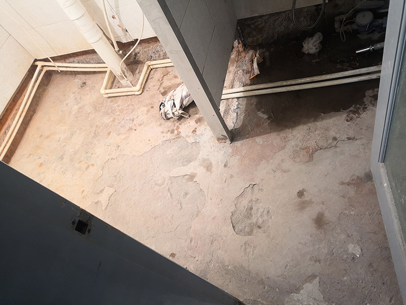 衛(wèi)生間地面找平防水:衛(wèi)生間做防水處理的第一步就是涂抹防水涂料，但是因為普通的住宅衛(wèi)生間普遍都比較小，并且都會有管線穿過樓板的情況，因此在做衛(wèi)生間防水時一般都是涂抹防水涂料而不是采用卷材來進行防水。 涂刷完防水涂料之后，再等涂料完全干燥后就可以進行閉水試驗了。做閉水試驗之前需要把衛(wèi)生間的所有出入水口都堵住，然后在衛(wèi)生間里放水，高大致在2厘米左右即可，然后等到第二天看一下衛(wèi)生間樓下的天花板有沒有漏水，還有看一下衛(wèi)生間隔壁的墻體是否有滲水的情況。 衛(wèi)生間防水處理的工作做完以后還需要將衛(wèi)生間的一些垃圾和廢棄的工具都清理干凈，要保持地面和衛(wèi)生間墻體的整潔。