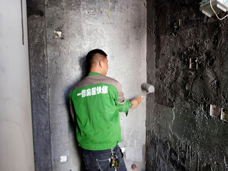 衛(wèi)生間地面刷防水：第一步：清理墻面和地面 在涂刷防水涂層之前，先要清理墻面和地面，同時(shí)要用連接的氣泵皮管吹盡陰角處的浮沉。 第二步：刷防水涂料；刷防水涂料時(shí)先刷墻角部位，交接處應(yīng)有200mm，不得有漏刷情況。 墻角涂刷完成后涂刷墻體：第一遍涂刷墻面時(shí)，應(yīng)上下縱向涂刷，第二遍涂刷墻體，應(yīng)左右橫向涂刷。注意、第二遍防水涂料間需要有一定時(shí)間間隔，待遍涂料干透后才能進(jìn)行第二遍，具體時(shí)間視涂料而定。間隔時(shí)間太短，防水的效果會(huì)大打折扣。 第三步：閉水試驗(yàn) 在涂刷完防水涂料后，不能立刻貼瓷磚，還必須進(jìn)行防水測(cè)試。 防水測(cè)試具體方法是：堵住衛(wèi)生間排水口、地漏等，然后將衛(wèi)生間積水2~3cm。24小時(shí)后到樓下查看是否有水滲漏，一旦發(fā)現(xiàn)有滲水痕跡，必須馬上返工。