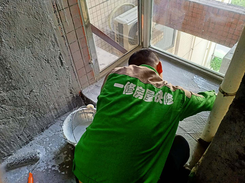 衛(wèi)生間地面刷防水：第一步：清理墻面和地面 在涂刷防水涂層之前，先要清理墻面和地面，同時(shí)要用連接的氣泵皮管吹盡陰角處的浮沉。 第二步：刷防水涂料；刷防水涂料時(shí)先刷墻角部位，交接處應(yīng)有200mm，不得有漏刷情況。 墻角涂刷完成后涂刷墻體：第一遍涂刷墻面時(shí)，應(yīng)上下縱向涂刷，第二遍涂刷墻體，應(yīng)左右橫向涂刷。注意、第二遍防水涂料間需要有一定時(shí)間間隔，待遍涂料干透后才能進(jìn)行第二遍，具體時(shí)間視涂料而定。間隔時(shí)間太短，防水的效果會(huì)大打折扣。 第三步：閉水試驗(yàn) 在涂刷完防水涂料后，不能立刻貼瓷磚，還必須進(jìn)行防水測(cè)試。 防水測(cè)試具體方法是：堵住衛(wèi)生間排水口、地漏等，然后將衛(wèi)生間積水2~3cm。24小時(shí)后到樓下查看是否有水滲漏，一旦發(fā)現(xiàn)有滲水痕跡，必須馬上返工。