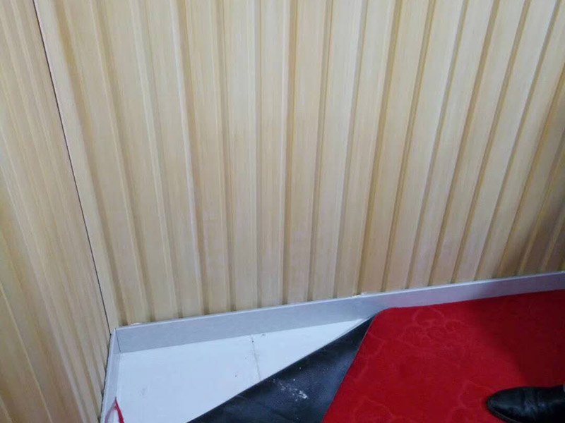 墻內(nèi)水管漏水檢測(cè)：首先，可以通過尋管儀確定管道的確切位置，其次，保持一直不要用水，先看一下水表，記下數(shù)字，過會(huì)再去看水表，觀察是否漏水把水閘關(guān)掉，把水放干。找一根水管向地漏沖水，看樓下會(huì)不會(huì)漏水堵住地漏，在衛(wèi)生間放較多水，一會(huì)兒后，觀察樓下會(huì)不會(huì)漏水，如果進(jìn)水管和排水管正常，但防水層漏水測(cè)試發(fā)現(xiàn)樓下漏水，那就是防水層漏水，找到漏水處后，先關(guān)閉閥門、截?cái)嗨春螅瑢⑺堫^打開至適當(dāng)位置，然后用專用膠布捆住漏水的部位。