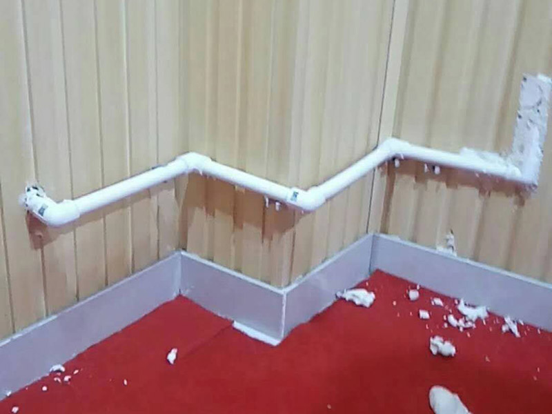 墻內(nèi)水管漏水檢測(cè)：首先，可以通過尋管儀確定管道的確切位置，其次，保持一直不要用水，先看一下水表，記下數(shù)字，過會(huì)再去看水表，觀察是否漏水把水閘關(guān)掉，把水放干。找一根水管向地漏沖水，看樓下會(huì)不會(huì)漏水堵住地漏，在衛(wèi)生間放較多水，一會(huì)兒后，觀察樓下會(huì)不會(huì)漏水，如果進(jìn)水管和排水管正常，但防水層漏水測(cè)試發(fā)現(xiàn)樓下漏水，那就是防水層漏水，找到漏水處后，先關(guān)閉閥門、截?cái)嗨春?，將水龍頭打開至適當(dāng)位置，然后用專用膠布捆住漏水的部位。