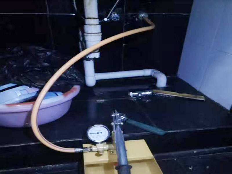 墻內(nèi)水管漏水檢測(cè)：首先，可以通過尋管儀確定管道的確切位置，其次，保持一直不要用水，先看一下水表，記下數(shù)字，過會(huì)再去看水表，觀察是否漏水把水閘關(guān)掉，把水放干。找一根水管向地漏沖水，看樓下會(huì)不會(huì)漏水堵住地漏，在衛(wèi)生間放較多水，一會(huì)兒后，觀察樓下會(huì)不會(huì)漏水，如果進(jìn)水管和排水管正常，但防水層漏水測(cè)試發(fā)現(xiàn)樓下漏水，那就是防水層漏水，找到漏水處后，先關(guān)閉閥門、截?cái)嗨春?，將水龍頭打開至適當(dāng)位置，然后用專用膠布捆住漏水的部位。