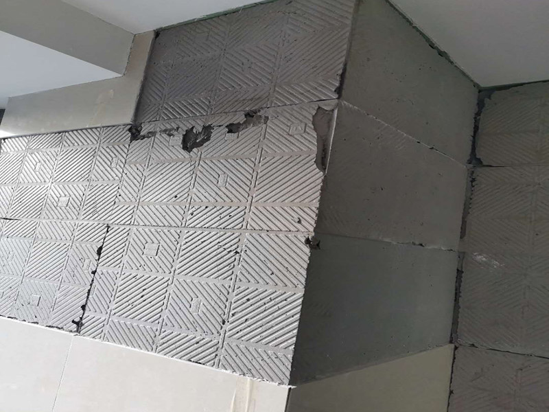 瓷磚空鼓維修鋪貼：首先，先使用空鼓錘敲擊墻面確認(rèn)空鼓范圍。如果敲擊的聲音比較沉悶的話，說明鋪貼比較實也比較牢固。反之，發(fā)出“咚咚”清脆的聲響的話，說明瓷磚存在空鼓。然后在開孔處注射瓷磚空鼓修復(fù)膠。如有溢出的膠水盡量在干固之前用濕抹布擦掉，如填縫處有膠水滲出是因為原有的填縫劑密度不夠，可重新涂抹一層密度較大的填縫劑。最后使用填縫劑填補(bǔ)孔位，擦掉多余的填縫劑。