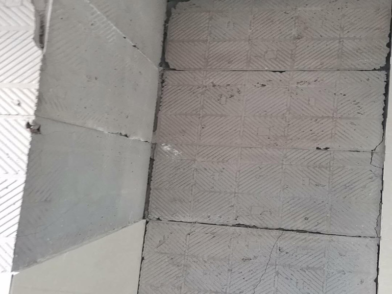 瓷磚空鼓維修鋪貼：首先，先使用空鼓錘敲擊墻面確認(rèn)空鼓范圍。如果敲擊的聲音比較沉悶的話，說明鋪貼比較實也比較牢固。反之，發(fā)出“咚咚”清脆的聲響的話，說明瓷磚存在空鼓。然后在開孔處注射瓷磚空鼓修復(fù)膠。如有溢出的膠水盡量在干固之前用濕抹布擦掉，如填縫處有膠水滲出是因為原有的填縫劑密度不夠，可重新涂抹一層密度較大的填縫劑。最后使用填縫劑填補(bǔ)孔位，擦掉多余的填縫劑。