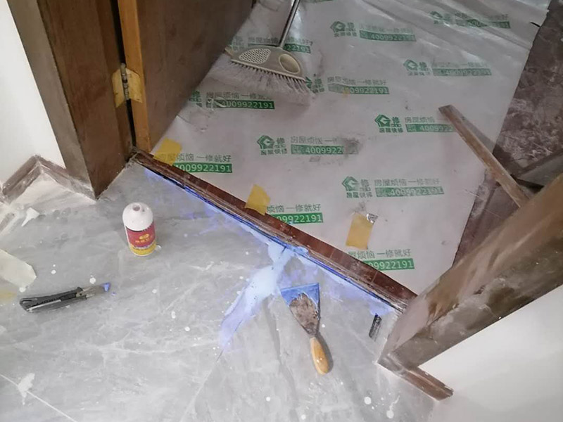 局部瓷磚空鼓維修：先把拱起的瓷磚與其他瓷磚之間的接縫用切割機鋸開(切割時會有很大的粉塵，所以需要不停地往切割機里加水)，要很小心地把瓷磚掀起，動作一定要輕，否則容易造成瓷磚破裂。 把粘在瓷磚邊上的水泥砂漿全部刮掉。處理磚下的水泥層，刨掉1-2厘米，清理干凈。 均勻涂上一層混合水泥砂漿。水泥黃沙比例為：墻磚1：3，地磚：1：2——3，水泥的水泥標號為32.5號水泥。此外，如果使用的是白水泥，一定要采用108膠，這樣可以使水泥與地磚之間緊密黏合。 把清理好的瓷磚重新鋪好，壓平，等水泥徹底干透后再使用填縫機加固，從而避免地磚上翹、開裂的現(xiàn)象。