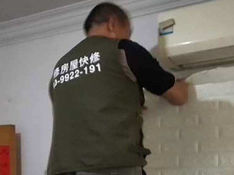 墻面裝飾拆除：1、舊墻皮鏟除 2、墻面清理，檢查是否有孔洞、油污、不平整的地方，如有需要，先修補然后施工。 3、批刮膩子，選用較好的墻襯一類的防水膩子，一般為2遍，第一遍批刮后1小時表干后打磨平整。 4、批刮第二遍膩子，干燥后打磨，注意選用600目以上砂紙，否則墻面刮痕會嚴重。 5、用200瓦的大燈泡靠近墻面檢查是否有不平整或砂眼，如有局部修補。 6、用干凈毛巾徹底清理墻面灰塵，用吸塵器清理干凈。 7、調(diào)配膠漆底漆，選用較好的羊毛刷或使用噴涂方式施工。 8、按次序涂刷1遍底漆，2遍面漆，每遍中間間隔要在1小時以上。 9、涂刷完成后，養(yǎng)護7-14天，不要拿手摸漆面。 10、7-14天后，養(yǎng)護完成。