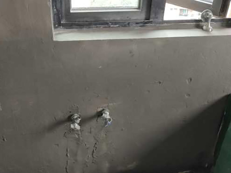 衛(wèi)生間防水處理：首先就要把衛(wèi)生間的地平面整平，地面不平，在涂刷防水涂料的時候就可能會涂不均勻，又或是地面因?yàn)椴黄蕉菀琢验_，這即使是涂了防水涂料上去也會隨著地面裂開。 衛(wèi)生間的墻面上也需要做防水處理，一般都是自地平面向上在墻面上涂刷30cm，這是為了不讓積水滲透到墻面里形成返潮；不過有許多家庭都會使用淋浴房，在這一塊區(qū)就需要把防水涂料涂刷到180cm，這樣噴頭的水就不容易滲入墻內(nèi)；如果是浴缸，那就把高度涂高到浴缸之上30cm。 防水層涂刷好后，需要涼一定的時間。這樣是為了讓防水層與墻面更好地融合在一起，以防止在之后的施工中對防水層造成破壞，這點(diǎn)在之后的鋪地磚過程中猶其是要注意。 在墻與地面相接處，也包括角落部分，還有管與建筑效接處，這幾個地方就要用高彈性的柔性防水涂料，這幾個地方要特別注意，會漏水的地方經(jīng)常是這幾個地方。