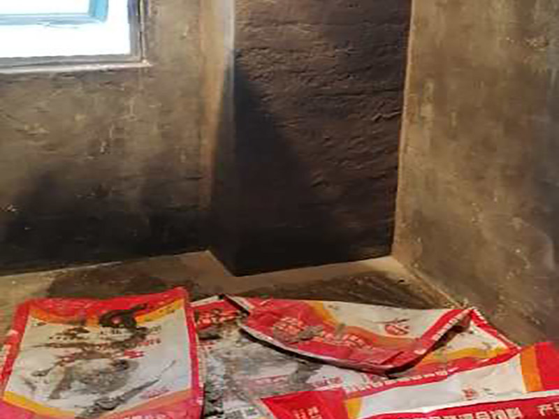 衛(wèi)生間防水貼磚：一般的防水施工要做2到3遍，而且防水的順序也是有講究的，比如，要先做完墻面防水再貼墻磚，其次才可以做地面防水，再貼地磚。因?yàn)榈孛娼?jīng)常會(huì)踩來踩去，地面防水如果先做了會(huì)很容易踩壞。一般情況下，在2到3遍的防水層全部做好后，會(huì)有5到7天的固化期，固化期到了，我們也需要重新測(cè)試防水做的好不好，漏不漏水，這就需要再加水測(cè)試24小時(shí)后看看家里地面水位是否下降，或者看看樓下鄰居的衛(wèi)生間有沒有漏水的痕跡。 如果沒有漏水，那要記得再用一層水泥砂漿做一層防水保護(hù)，其目的是防止貼磚工作摩擦二次破壞防水層表面。但如果還是漏水，那就說明防水沒做徹底，需要重做防水。按照第一次的工序再等待干透和測(cè)試，沒有問題就可以鋪貼地磚了。
