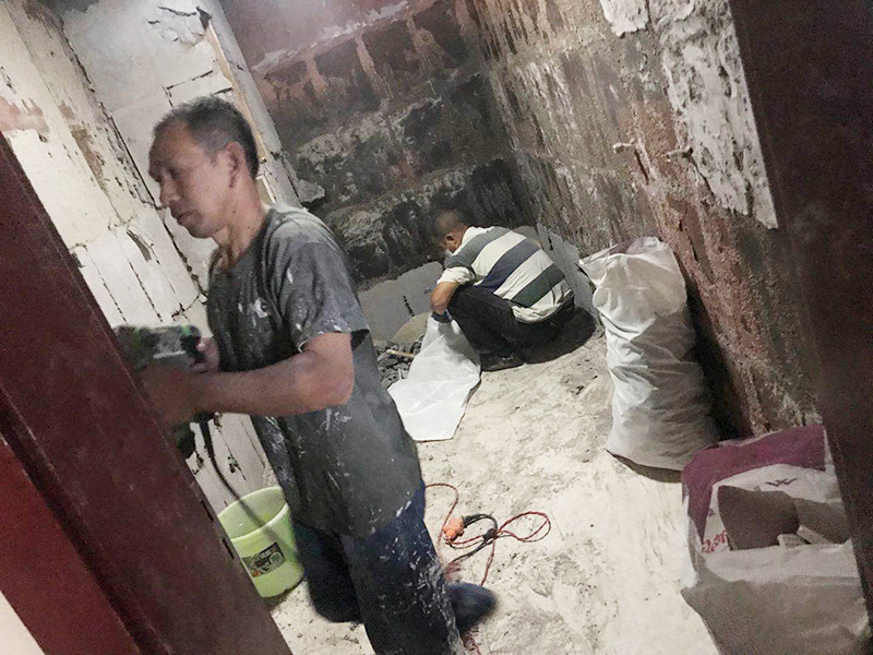 廚房拆除重裝施工：拆除舊廚房是工程中的第一項(xiàng)，將情墻面和地面上原有的瓷磚全部砸掉，不要只砸掉一半或一部分，以免后面在鋪貼時(shí)有縫隙。拆除吊頂、廚具和燈具，需按照一定的流程拆除。如果想要重新將廚房整頓一下，那么就將廚房的一切原有的都拆除掉。水路和電路的設(shè)計(jì)都是很隱藏的，一般都會(huì)做成暗管，隱藏在墻面或地面下，既美觀又不影響使用。做防水是必要的步驟，當(dāng)抹平的水泥完全干透后，要在上面涂抹2-3遍的防水涂料。防水涂料完全干透后，要做防水實(shí)驗(yàn)。貼磚時(shí)避免直接站在防水層上，以免踩壞防水層。貼磚工人要站在做完防水處理后的地面上進(jìn)行鋪貼瓷磚。貼瓷磚時(shí)要防止出現(xiàn)空鼓和參差不齊的現(xiàn)象。瓷磚和地磚鋪貼完成后，就要按照流程安裝其他家具，比如櫥柜、吊頂和燈具等等。