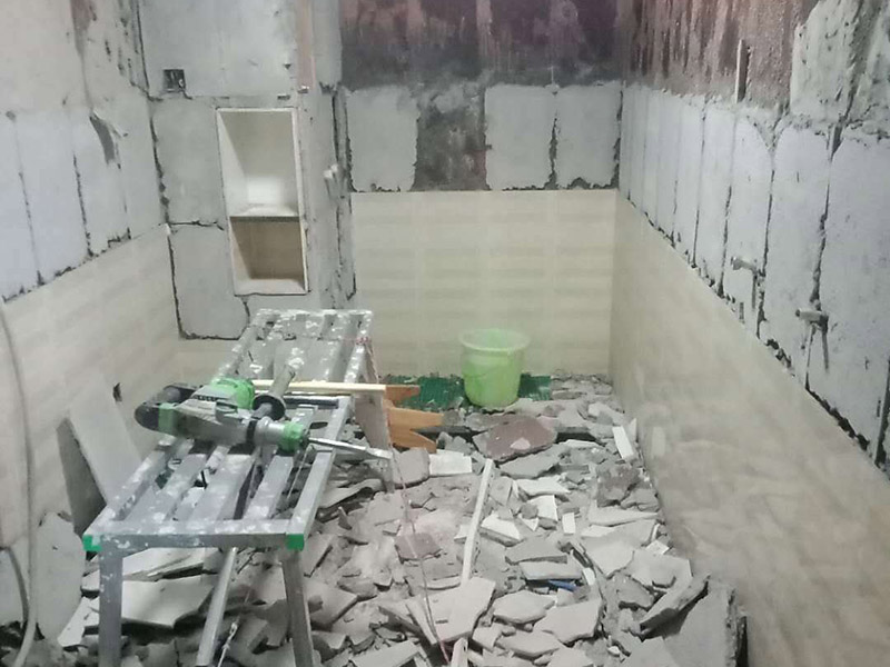 廚房拆除重裝施工：拆除舊廚房是工程中的第一項(xiàng)，將情墻面和地面上原有的瓷磚全部砸掉，不要只砸掉一半或一部分，以免后面在鋪貼時(shí)有縫隙。拆除吊頂、廚具和燈具，需按照一定的流程拆除。如果想要重新將廚房整頓一下，那么就將廚房的一切原有的都拆除掉。水路和電路的設(shè)計(jì)都是很隱藏的，一般都會(huì)做成暗管，隱藏在墻面或地面下，既美觀又不影響使用。做防水是必要的步驟，當(dāng)抹平的水泥完全干透后，要在上面涂抹2-3遍的防水涂料。防水涂料完全干透后，要做防水實(shí)驗(yàn)。貼磚時(shí)避免直接站在防水層上，以免踩壞防水層。貼磚工人要站在做完防水處理后的地面上進(jìn)行鋪貼瓷磚。貼瓷磚時(shí)要防止出現(xiàn)空鼓和參差不齊的現(xiàn)象。瓷磚和地磚鋪貼完成后，就要按照流程安裝其他家具，比如櫥柜、吊頂和燈具等等。