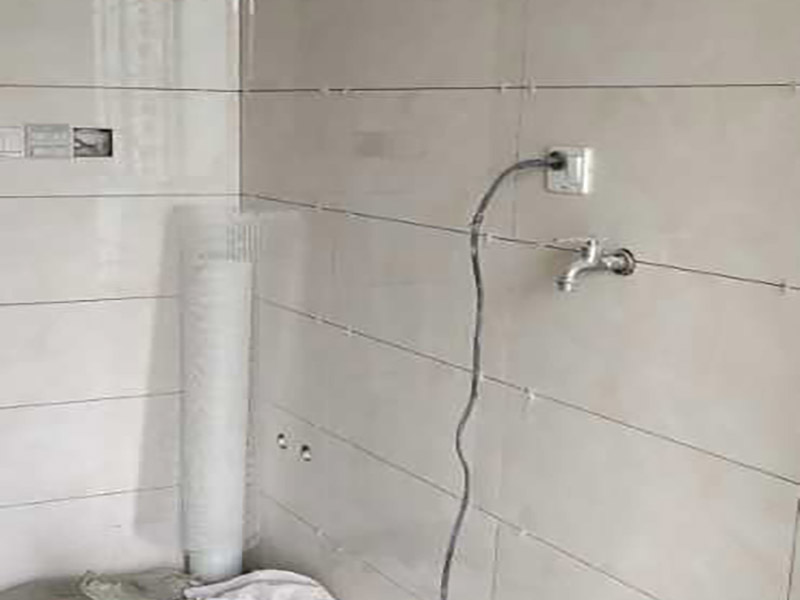 浴室瓷磚鋪貼裝修：在鋪貼瓷磚前，要先把還沒涂抹水泥的地磚鋪在地上，并敲平，然后在地磚上涂滿水泥，鋪在地面，鋪地磚的過程中要對齊四塊磚的對角位置。  另外，在鋪貼瓷磚時也要講究鋪貼順序，在鋪地磚時應從內向外貼，有坡度或地漏的地方，要注意排水方向找坡，而墻面磚應從下往上貼，底層的瓷磚要最后貼，這樣鋪貼出來才美觀，鋪完地磚后還要壓地磚。 瓷磚鋪貼像是用膠水把兩個東西粘貼在一起，如果物體表面有臟東西的話，粘貼就不會很牢固，因此在鋪貼瓷磚前我們要先清理浴室的墻面和地面。如果墻面本身有裂痕，也要先進行處理再鋪貼瓷磚；而地面有不平或不直的地方也要先進行找平處理，這樣貼出來的瓷磚才比較完美。