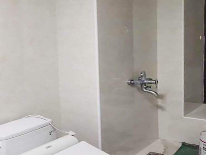 浴室瓷磚鋪貼裝修：在鋪貼瓷磚前，要先把還沒涂抹水泥的地磚鋪在地上，并敲平，然后在地磚上涂滿水泥，鋪在地面，鋪地磚的過程中要對齊四塊磚的對角位置。  另外，在鋪貼瓷磚時也要講究鋪貼順序，在鋪地磚時應從內向外貼，有坡度或地漏的地方，要注意排水方向找坡，而墻面磚應從下往上貼，底層的瓷磚要最后貼，這樣鋪貼出來才美觀，鋪完地磚后還要壓地磚。 瓷磚鋪貼像是用膠水把兩個東西粘貼在一起，如果物體表面有臟東西的話，粘貼就不會很牢固，因此在鋪貼瓷磚前我們要先清理浴室的墻面和地面。如果墻面本身有裂痕，也要先進行處理再鋪貼瓷磚；而地面有不平或不直的地方也要先進行找平處理，這樣貼出來的瓷磚才比較完美。
