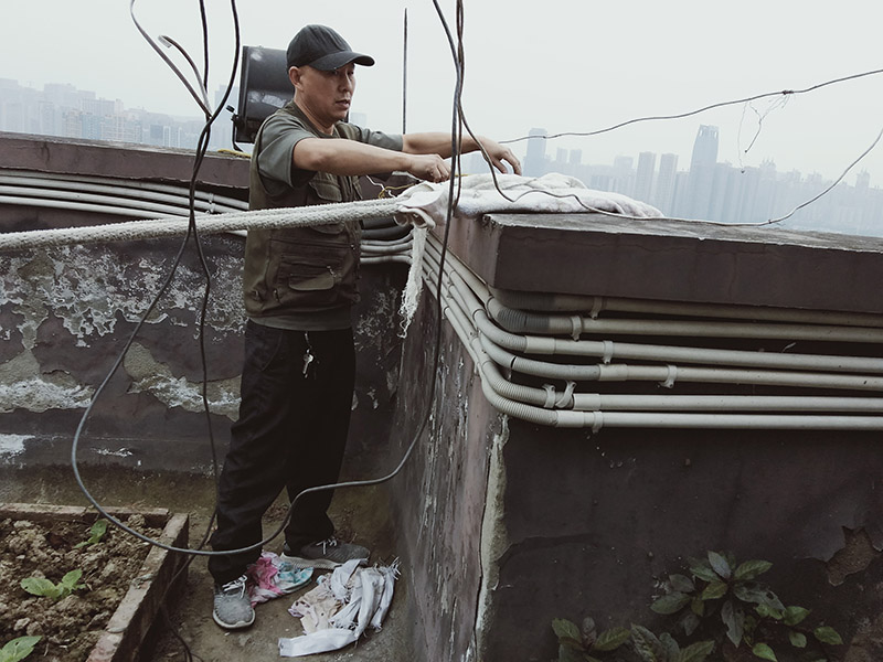 高空施工準備工作：(1)施工前，應逐級進行安全技術(shù)教育及交底，落實所有安全技術(shù)措施和人身防護用 品，未經(jīng)落實時不得進行施工。(2)高處作業(yè)中的安全標志、工具、儀表、電氣設施和各種設備，必須在施工前加以 檢查，確認其完好，方能投入使用。