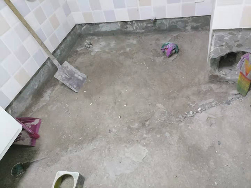 衛(wèi)生間地面清理防水：1、刷第一遍防水涂料把地面清掃干凈，防水涂料要涂滿，和基層結(jié)合牢固，沒有裂紋和氣泡，并且無脫落現(xiàn)象。涂刷的高度、厚度都要達到規(guī)定要求。2、刷第二遍防水涂料等到第一遍涂料干透之后，再刷第二遍防水涂料，不干的話，防水效果就會大打折扣。3、鋪保護層接下來就是在防水涂料的表面鋪保護層，一定要做到完全覆蓋防水層，和基層結(jié)合牢固，沒有裂紋、氣泡，也沒有脫落現(xiàn)象。4、閉水試驗閉水試驗是非常有必要的，地面最高的地方，誰不能低于2cm，維持24小時，如果沒有發(fā)生滲漏就合格。如果有滲漏，必須重做防水。