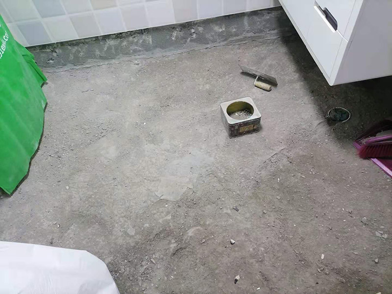 衛(wèi)生間地面清理防水：1、刷第一遍防水涂料把地面清掃干凈，防水涂料要涂滿，和基層結(jié)合牢固，沒有裂紋和氣泡，并且無脫落現(xiàn)象。涂刷的高度、厚度都要達到規(guī)定要求。2、刷第二遍防水涂料等到第一遍涂料干透之后，再刷第二遍防水涂料，不干的話，防水效果就會大打折扣。3、鋪保護層接下來就是在防水涂料的表面鋪保護層，一定要做到完全覆蓋防水層，和基層結(jié)合牢固，沒有裂紋、氣泡，也沒有脫落現(xiàn)象。4、閉水試驗閉水試驗是非常有必要的，地面最高的地方，誰不能低于2cm，維持24小時，如果沒有發(fā)生滲漏就合格。如果有滲漏，必須重做防水。