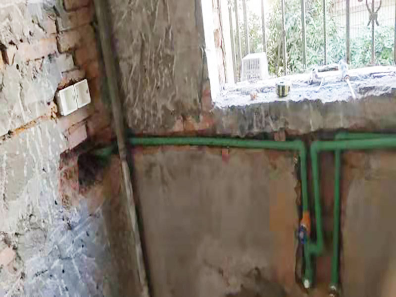 廚房水管暗管鋪設(shè):衛(wèi)生間的水管裝置前定要遵從合理步驟，一般首要和師傅參議水路的詳細(xì)走向，二是用電錘把卡子固定到墻上，三是開(kāi)端用專業(yè)的熱溶機(jī)對(duì)管子進(jìn)行熱熔銜接，四是用試壓泵對(duì)整個(gè)管線進(jìn)行打壓測(cè)試，五是整理現(xiàn)場(chǎng)。