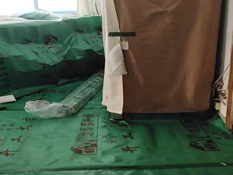 家具保護(hù)施工：遠(yuǎn)離裝修區(qū)域的家居不需要過度防護(hù)，只需使用防塵塑料膜布遮蓋即可。地板保護(hù)，地板保護(hù)需要使用pvc+棉保護(hù)膜 （薄的保護(hù)膜會(huì)在裝修過程中踩壞），沿墻邊使用家較寬的地板專用膠帶密封。家居保護(hù)只需要使用普通pvc保護(hù)膜即可，注意下方要留足保護(hù)膜遮蓋下方地板。門窗保護(hù):使用無紡布門窗保護(hù)膜，裁剪適當(dāng)大小貼在窗戶上級窗戶框上即可。門使用pvc保護(hù)膜。小的突起如電源插座，使用保護(hù)膜覆蓋用較窄的地板專用膠帶密封。 注意：所有的密封都不要貼到需要粉刷裝修的墻面上。