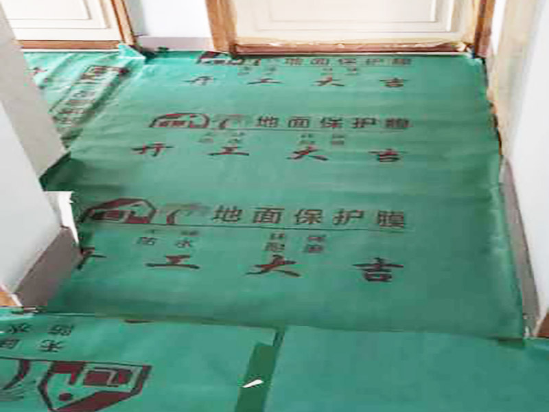 家具保護(hù)施工：遠(yuǎn)離裝修區(qū)域的家居不需要過度防護(hù)，只需使用防塵塑料膜布遮蓋即可。地板保護(hù)，地板保護(hù)需要使用pvc+棉保護(hù)膜 （薄的保護(hù)膜會(huì)在裝修過程中踩壞），沿墻邊使用家較寬的地板專用膠帶密封。家居保護(hù)只需要使用普通pvc保護(hù)膜即可，注意下方要留足保護(hù)膜遮蓋下方地板。門窗保護(hù):使用無紡布門窗保護(hù)膜，裁剪適當(dāng)大小貼在窗戶上級窗戶框上即可。門使用pvc保護(hù)膜。小的突起如電源插座，使用保護(hù)膜覆蓋用較窄的地板專用膠帶密封。 注意：所有的密封都不要貼到需要粉刷裝修的墻面上。