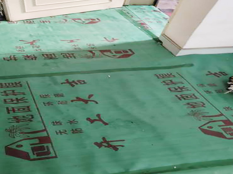 家具保護(hù)施工：遠(yuǎn)離裝修區(qū)域的家居不需要過度防護(hù)，只需使用防塵塑料膜布遮蓋即可。地板保護(hù)，地板保護(hù)需要使用pvc+棉保護(hù)膜 （薄的保護(hù)膜會(huì)在裝修過程中踩壞），沿墻邊使用家較寬的地板專用膠帶密封。家居保護(hù)只需要使用普通pvc保護(hù)膜即可，注意下方要留足保護(hù)膜遮蓋下方地板。門窗保護(hù):使用無紡布門窗保護(hù)膜，裁剪適當(dāng)大小貼在窗戶上級窗戶框上即可。門使用pvc保護(hù)膜。小的突起如電源插座，使用保護(hù)膜覆蓋用較窄的地板專用膠帶密封。 注意：所有的密封都不要貼到需要粉刷裝修的墻面上。