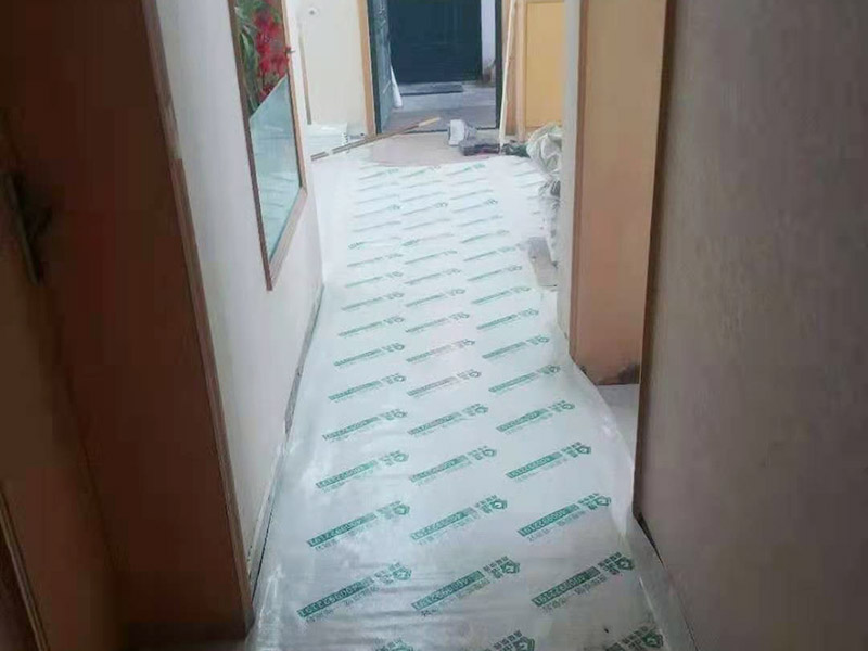 陽臺貼磚翻新：需要在粘結劑量置晾時間內(nèi)，將準備好的瓷磚鋪壓到位，垂直于梳理方向輕微搓動以排出磚下的空氣。鋪貼到位后用橡皮錘輕擊，用尺寸合適的十字定位架來調(diào)整表面平整度及接縫的平直。 磁磚盡量不要沾水，按垂直線及水平線保留6--8mm灰縫粘貼牢固后，再做填縫處理，陰雨天最好不要施工，以免水泥污垢增多。 填縫后，用木版或其他工具刮去大灰，用6--8#園鋼清理灰縫，以突出磚的立體感，磁磚表面殘留水泥一定等其發(fā)白時(即干而未凝固時)，用干布或鋸沫(木屑)、大沙、擦凈表面水泥，(注意一定不要用濕布)、布條、海綿等要勤擦勤換。 等徹底凝固后，用加長柄化纖滾筒毛刷沾取20%--30%鹽酸溶液進行全面清洗，之后用清水沖凈。這時要小心操作以免鹽酸沾染人身及衣物哦。