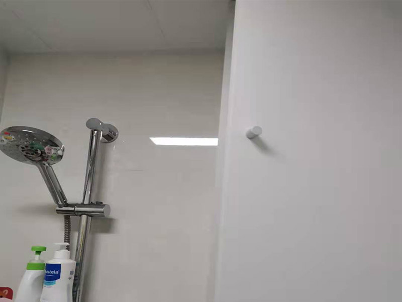 浴室柜打孔安裝：掛墻式浴室柜主柜安裝方法，但是按柜子掛鐵片的孔位、孔距，量出孔在墻面上的位置。用沖擊鉆在墻面上打孔，再用已有的爆炸螺絲把柜子安裝在墻上。還有用水平尺測量柜子是否安裝水平，再把臺面盆放在柜子上面。浴室柜一般距離地面的高度是80cm-85cm，根據(jù)使用人的身高和習慣可以略做調節(jié)。 落地式浴室柜安裝方法，還有把金屬腳裝在柜體上，然后把柜子放在預設位置，調整金屬腳使柜子平穩(wěn)，再把臺面盆放上柜子上面。 浴室鏡安裝方法，但是按鏡子后面的掛鏡片的孔位、孔距，量出孔在墻面上的位置。用沖擊鉆在墻面上打孔
