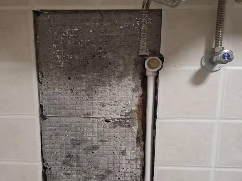 暗管漏水點檢測：驗證工作面頂棚成形質(zhì)量，保證漏水點位置、管徑等符合設計圖紙；管縫防水的完整性，即漏水點位置選取符合規(guī)范要求； 1，關閉水管總閥。(即水bai表前面的水管開du關) 2，打開房間里zhi面的水龍頭20分鐘，dao確保沒水再滴后關閉所有的水龍頭。 3，關閉馬桶水箱和洗衣機等具有蓄水功能的設備進水開關。 4，打開水管總閥。 5，打開總閥后20分鐘查看水表是否走動，包括緩慢的走動。如果有走動，即為漏水了。如果沒有走動，可能沒事。