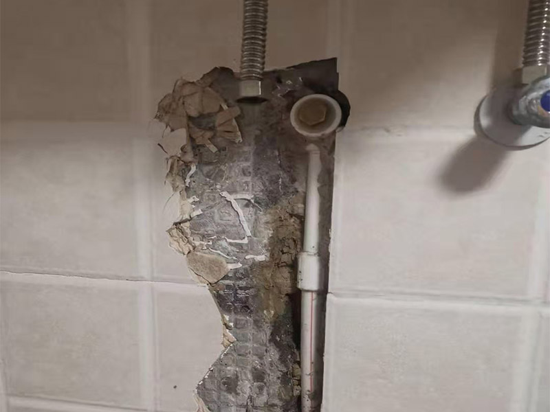 暗管漏水點檢測：驗證工作面頂棚成形質(zhì)量，保證漏水點位置、管徑等符合設計圖紙；管縫防水的完整性，即漏水點位置選取符合規(guī)范要求； 1，關閉水管總閥。(即水bai表前面的水管開du關) 2，打開房間里zhi面的水龍頭20分鐘，dao確保沒水再滴后關閉所有的水龍頭。 3，關閉馬桶水箱和洗衣機等具有蓄水功能的設備進水開關。 4，打開水管總閥。 5，打開總閥后20分鐘查看水表是否走動，包括緩慢的走動。如果有走動，即為漏水了。如果沒有走動，可能沒事。