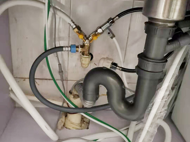水管角閥漏水更換：首先需要檢查一下內絲接頭是否存在開裂的情況，如果有開裂，需要進行更換接頭。接頭如果沒有問題的話，直接更換一個新角閥即可，角閥并不貴，建議要購買銅質角閥。 如果是螺紋接頭處漏水，可以在螺紋上加幾圈生料帶，一般就可以解決漏水問題。 如果是開關把手處漏水，那就是角閥的密封性出了問題，可以試試換個新角閥，這樣的話就可以正常使用了。