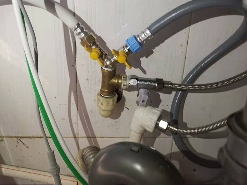 水管角閥漏水更換：首先需要檢查一下內絲接頭是否存在開裂的情況，如果有開裂，需要進行更換接頭。接頭如果沒有問題的話，直接更換一個新角閥即可，角閥并不貴，建議要購買銅質角閥。 如果是螺紋接頭處漏水，可以在螺紋上加幾圈生料帶，一般就可以解決漏水問題。 如果是開關把手處漏水，那就是角閥的密封性出了問題，可以試試換個新角閥，這樣的話就可以正常使用了。
