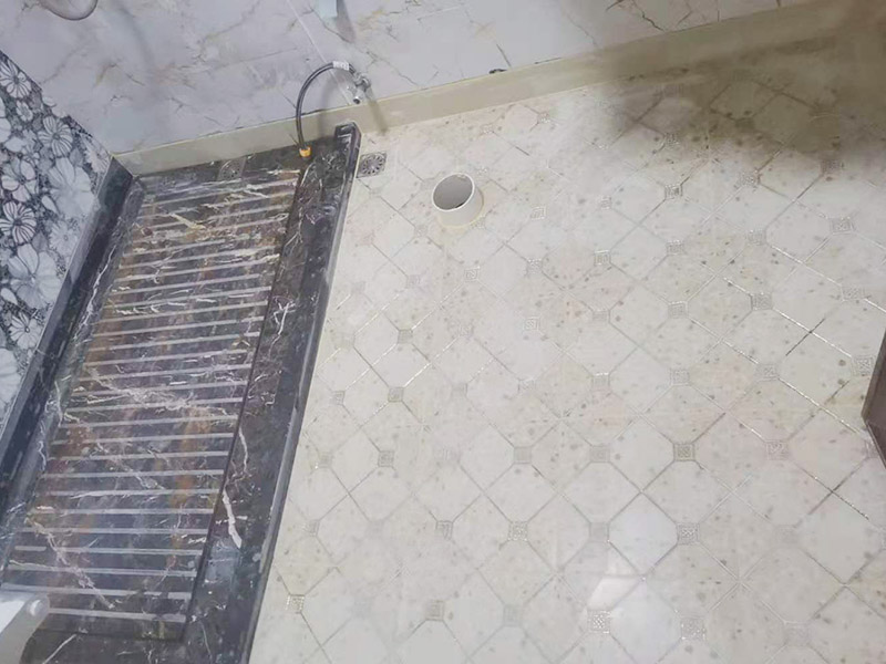 衛(wèi)生間地面防水裝修:首先要將墻面地面都要清潔干凈，這點非常重要，不能有散沙、土、石塊等干擾基層。如果基層開發(fā)商做的很不好的話，表面還要刷一層界面劑以防止墻面表面起沙。用噴壺將陰角部分和管根部分噴水，噴水的主要目的就是防止墻面吸收了堵漏寶太多的水分，造成堵漏寶沒有和墻面凝結(jié)在一起。那么噴多少水呢，建議以表面沒有明顯積水為宜。刷完以后，由于速凝型的堵漏寶干燥較快，所以基本不用等待，干的非?？?。然后將第一遍堵漏寶上鋪好網(wǎng)格布，主要是防止堵漏寶初凝以后裂開。然后進行第二遍涂刷堵漏寶，刷完咱們就要進行下面柔韌性防水涂刷的步驟了。